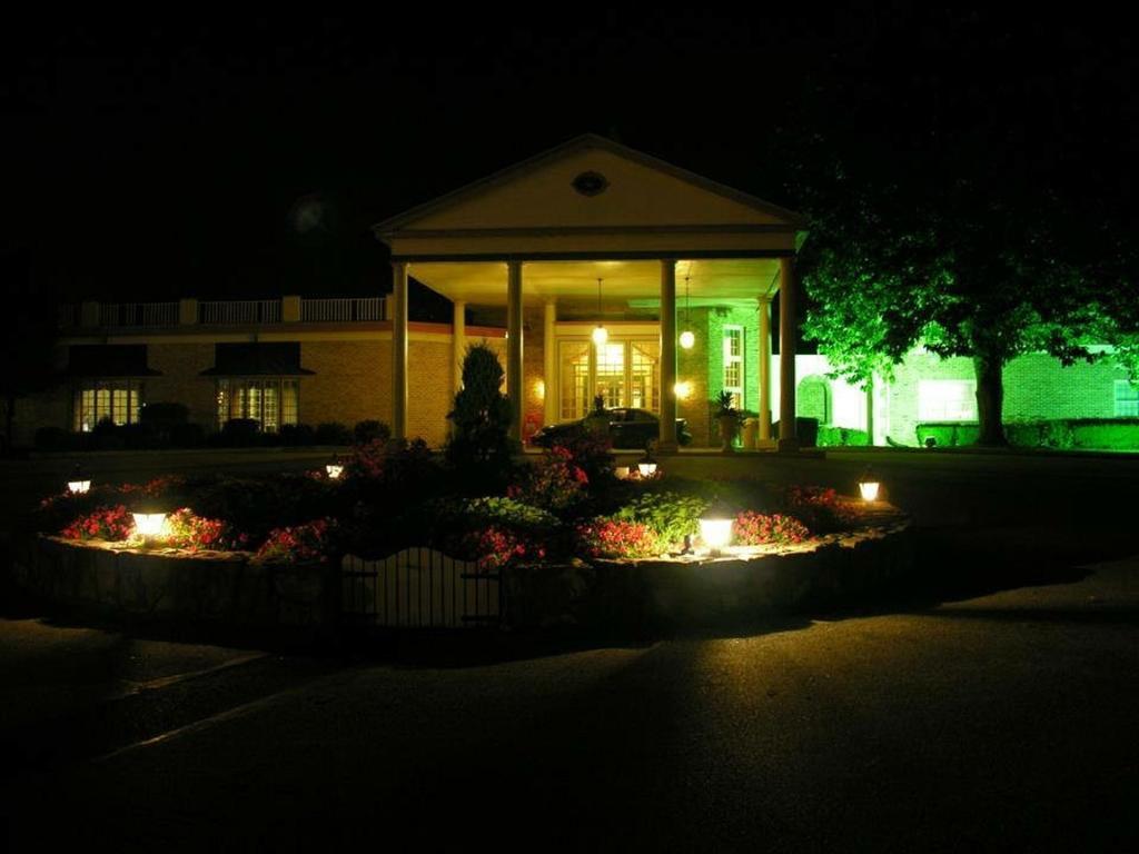 Hotel Carlisle & Embers Convention Center מראה חיצוני תמונה